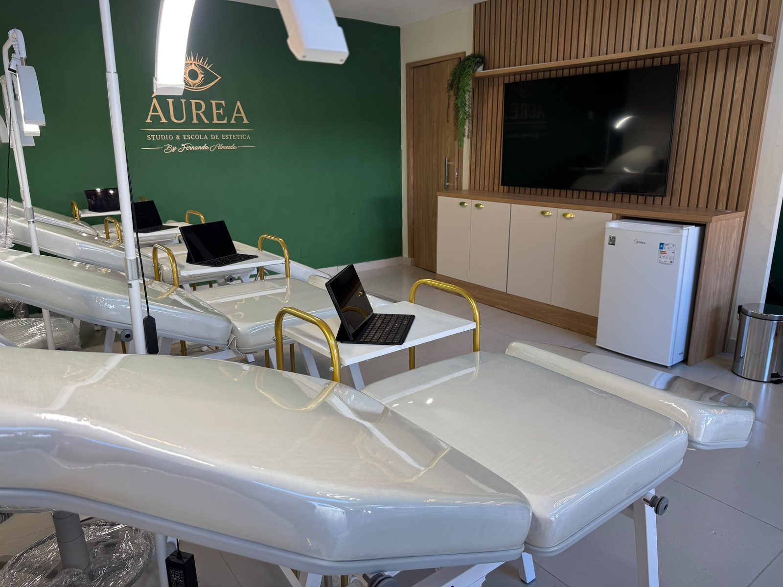 Vista geral da sala de formação, com parede Áurea e TV