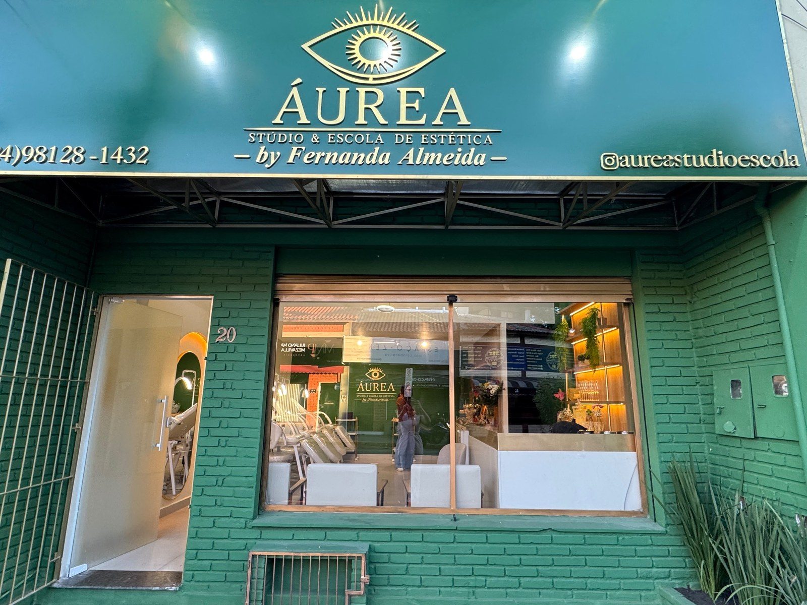 Fachada da Áurea Studio & Escola de Estética, Rua Luiz Ferreira Pinto, 91